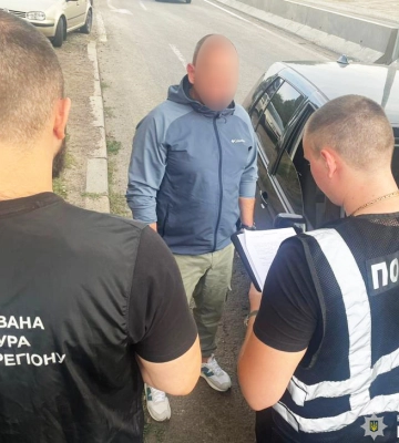 4500 доларів США за зняття із військового обліку – миколаївські поліцейські затримали посередника та керівника одного з ТЦК Херсону на вимаганні та отриманні хабара