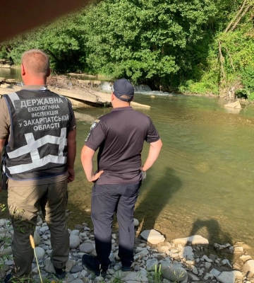 У річці на Тячівщині виявили незаконну споруду, яка перегородила русло