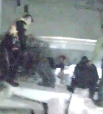 Патрульные спасают из-под завалов раненых после ночного обстрела Львова. ВИДЕО