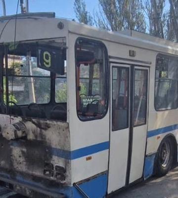 Удар по Херсону: помер один з поранених пасажирів тролейбуса