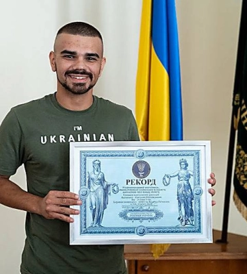 Новий рекорд України: Миколаївський волонтер у 24-роки завершив освіту за 5 різними спеціальностями