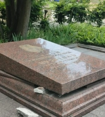 Суд оштрафував чоловіка, який намагався вкрасти прах Кузнєцова