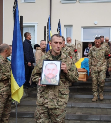 Поховали на Алеї Героїв: Борислав попрощався зі зв&#039;язківцем Сергієм Лесніченком