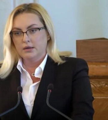 НАЗК перевіряє обставини виїзду за кордон водія і чоловіка голови Харківської облради