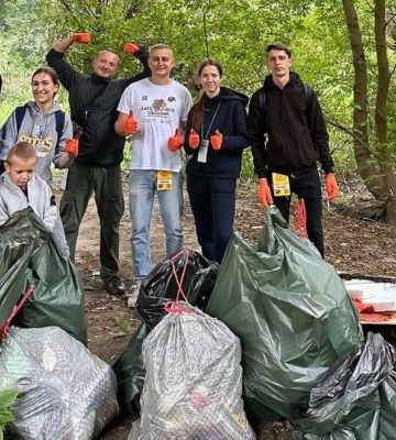 У Луцьку на території під мостом на вулиці Шевченка волонтери зібрали 10 мішків сміття