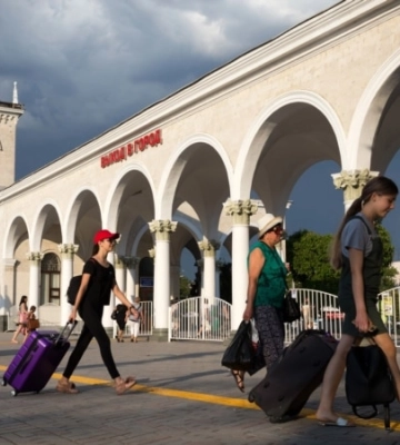 Російський перевізник заявив про запуск додаткового потяга із Сімферополя до російського Адлера