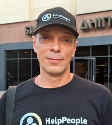 «Сиділи навпочіпки п’ять годин, руки – назад. Дехто не витримував». Волонтер з Маріуполя розповідає про 108 днів у полоні Росії