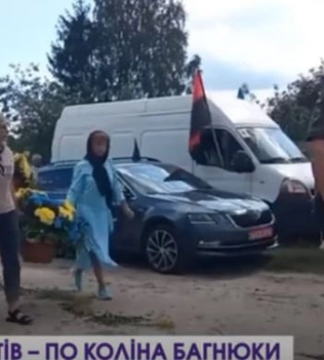 Замість квітів - по коліна багнюки: у селі на Волині загиблих Героїв на цвинтар везуть жахливою дорогою