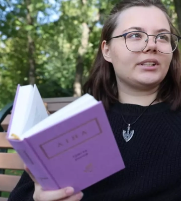 Ліна Костенко підписала книгу для харків’янки, яка виходила на пікет проти виступу Лободи