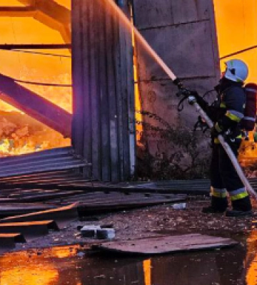 Понад 12 годин гасили пожежу у Львові, спричинену дронами рф (ВІДЕО)