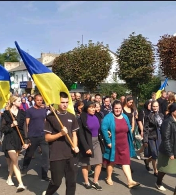 Замість квітів - по коліна багнюки: у селі на Волині загиблих Героїв на цвинтар везуть жахливою дорогою