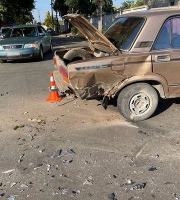У Житомирі легковик під час повороту збив мотоцикліста, який потрапив до лікарні (ФОТО)