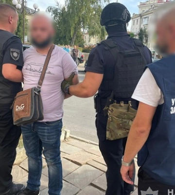 Вимагали 43 тисячі доларів США: у Тернополі затримали двох чоловіків