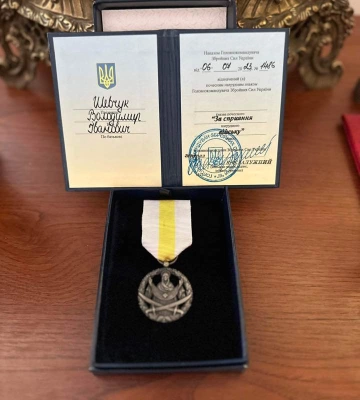 Архієпископ Володимирський і Нововолинський Матфей отримав від Залужного нагрудний знак «За сприяння війську»