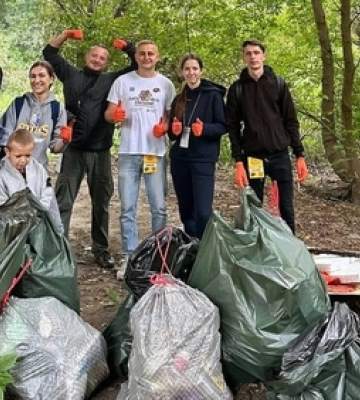 У Луцьку волонтери лише під одним мостом зібрали десять мішків сміття