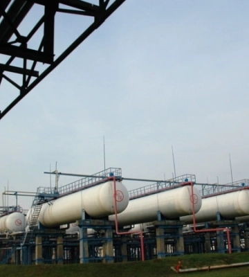 Через атаку дронів у Кременчуці сталася пожежа на нафтопереробному заводі – ОВА