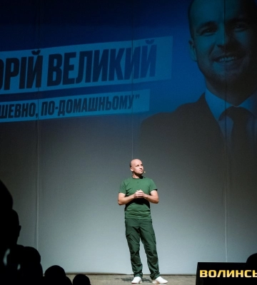 «Куди поки ще не дістають «Хаймарси», туди влучають наші жарти»: у Луцьку виступив пародист Юрій Великий