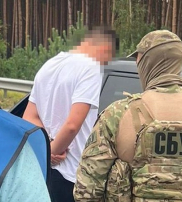 Вимагали хабарі за імпорт товарів в Україну, – СБУ затримала двох митників на Волині