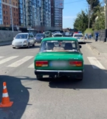 Момент аварії на Яровиці, де водій збив дівчину на переході, потрапив на камери нагляду