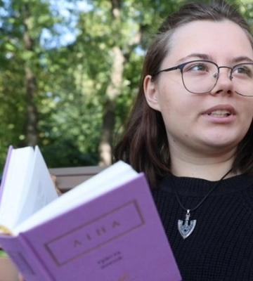 «Світлих обріїв буття». Ліна Костенко підписала книгу для дівчини, яка влітку протестувала на концерті Лободи у Харкові