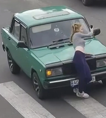 Показали момент збиття дівчини на переході в центрі Луцька (відео)