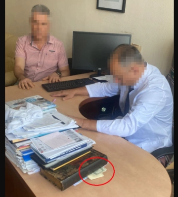 У Києві на хабарі в 6 тисяч доларів викрили посадовця Інституту урології
