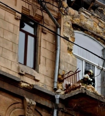 У Дніпрі фасад старовинного “будинку із гномами” ледь не обвалився на голови перехожих
