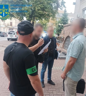 Хабар за безоплатне користування приміщенням місцевого вишу: помічнику ректора повідомили про підозру