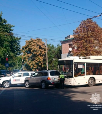 У Кропивницькому зіштовхнулися два легковики і тролейбус