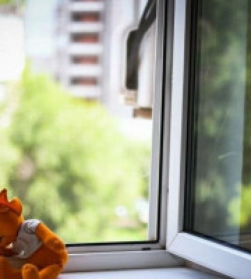 У Шевченківському районі Києва дитина випала з вікна четвертого поверху лікарні
