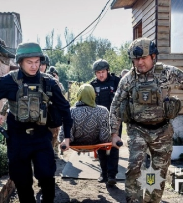«Білі янголи» евакуювали з Північного на Донеччині трьох дітей і поранену жінку
