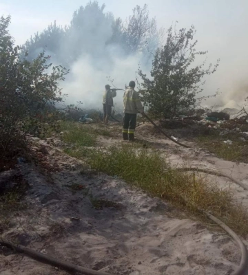 Сарненські рятувальники ліквідували пожежу на сміттєзвалищі