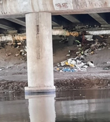 У Сумах екоінспектори виявили смітники між опорами мостів