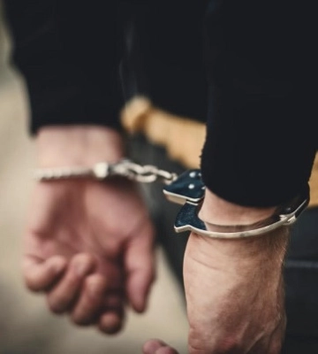 У Києві чоловік жорстоко побив та згвалтував жінку: потерпіла померла в лікарні