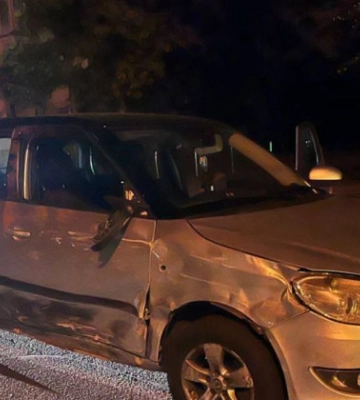 В Киеве двое пьяных мужчин на глазах у полиции угнали автомобиль с места ДТП, фото
