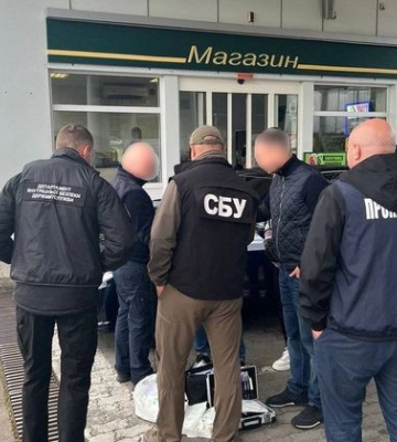 Брали взятки и беспрепятственно пропускали через таможню: сообщили о подозрении двум львовским таможенникам