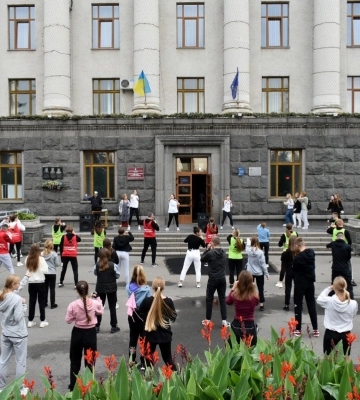 Масова розминка та крос першокурсника: у ВНУ відзначили день студентського спорту