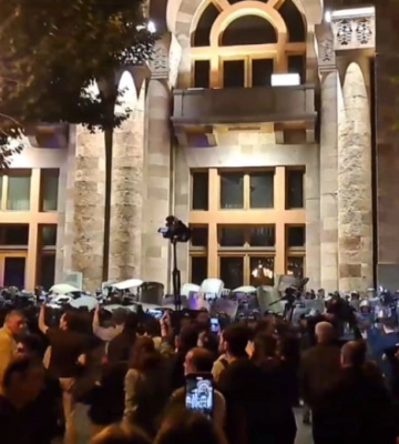 У Вірменії подовжуються протести: поліція погрожує застосувати спецзасоби