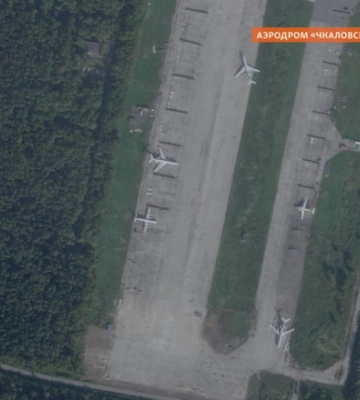 З військового аеродрому московської області перемістили два пошкоджених літака - журналісти