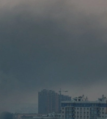 У Києві прогриміли вибухи: через падіння уламків є руйнування, спалахнула пожежа