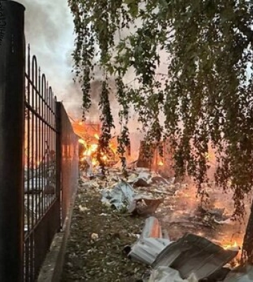 У Дарницькому районі Києва внаслідок падіння уламків ракет сталася пожежа, є постраждалі (оновлено). ФОТОрепортаж