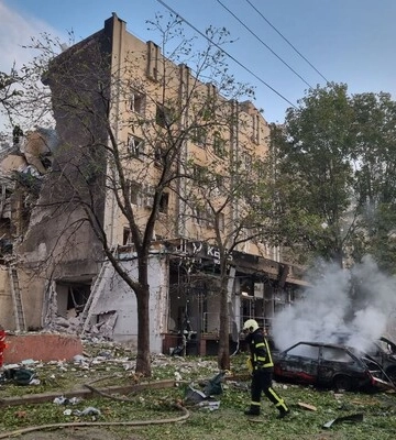 З&#039;явилися фото наслідків падіння уламків ракети у центрі Черкас, є постраждалі