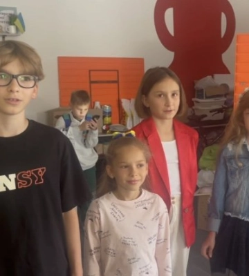 «Це наш внесок у перемогу»: школярі-волонтери з Миргорода продають патріотичні браслети та збирають пакунки для захисників