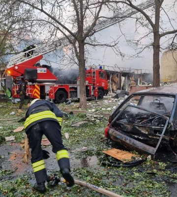 Со 2 по 5 этажи разрушены: в Черкассах из-под завалов здания отеля спасают людей