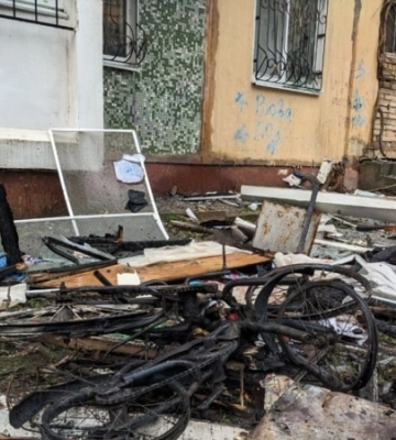 Росіяни вночі поцілили у гуртожиток Херсона, є загиблі та поранені