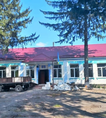 У сільській школі на Тростянеччині, яка постраждала під час окупації, замінили всі вікна