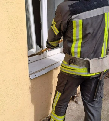 У Кропивницькому рятувальники визволили чоловіка із зачиненого будинку