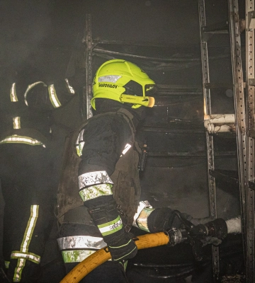 Рятувальники гасять пожежу на місці влучання російської ракети в Харкові 