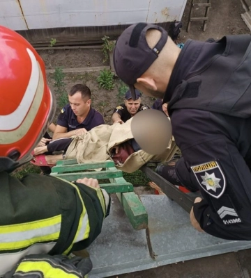 У Новоукраїнці рятувальники зняли жінку з даху будинку