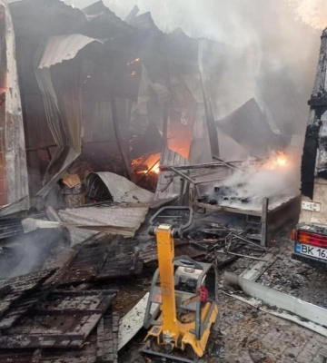 Рятувальники ліквідували пожежу на місці ракетного удару у Рівному